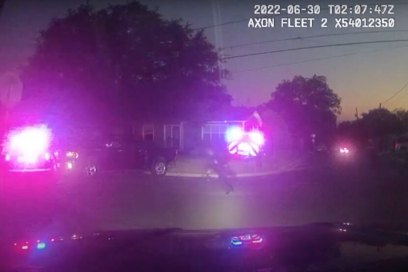 Video de la cámara de una patrulla de la policía de Fort Worth en el tiroteo fatal de un...