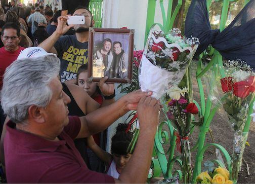 Personas reunidas fuera de la casa del cantautor mexicano Juan Gabriel en Ciudad Juárez,...