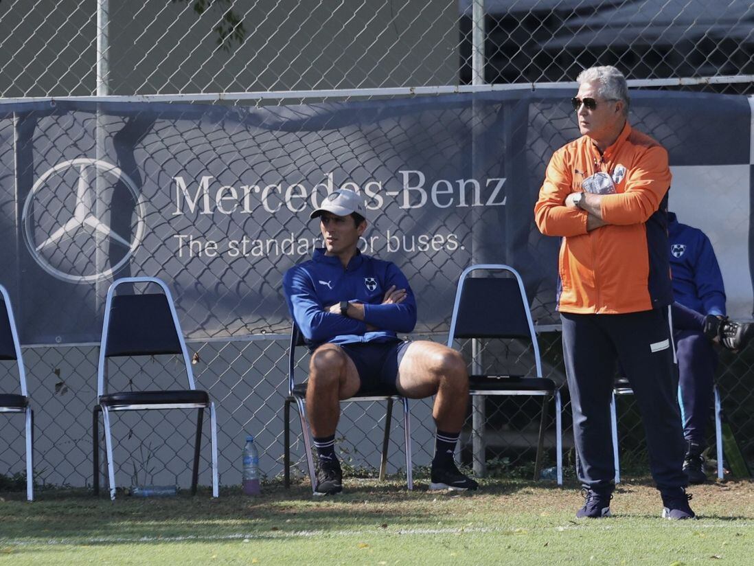 El entrenador de Rayados de Monterrey, Víctor Manuel Vucetich (der), observa una práctica de...