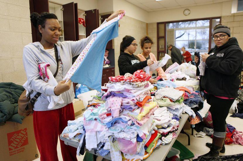 Mariah Hughes, de 20 años, que fue afectada por el tornado del sábado, busca ropa de bebé en...