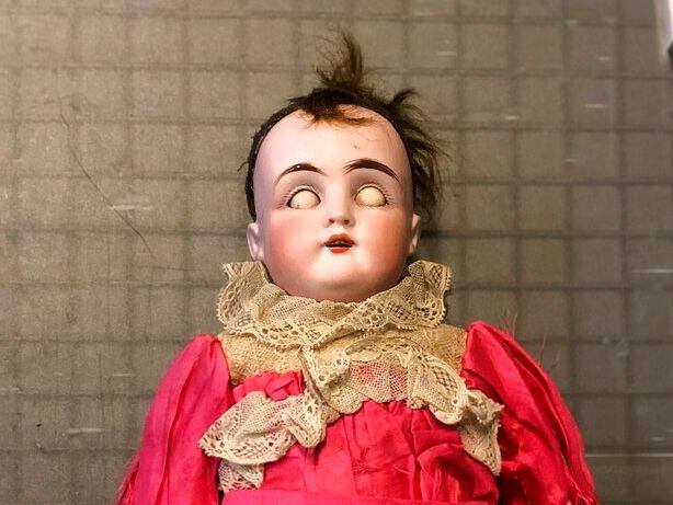 Esta fotografía del 11 de octubre de 2019, proporcionada por Christine Rule, muestra una muñeca antigua, parte de la colección de muñecas macabras del Centro de Historia del Condado Olmsted en Rochester, Minnesota. (Christine Rule vía AP)