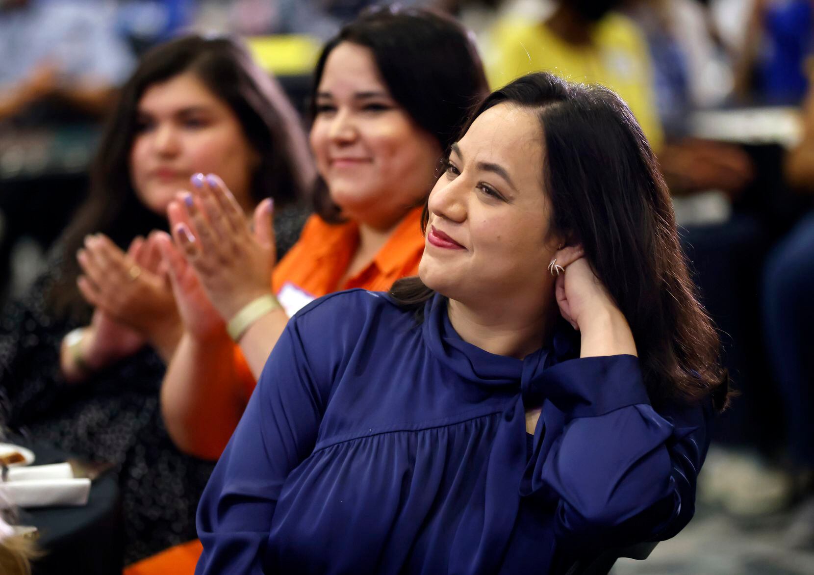 A desafiante da Procuradoria Geral do Texas, Rochelle Garza, sorri ao ser apresentada aos delegados...