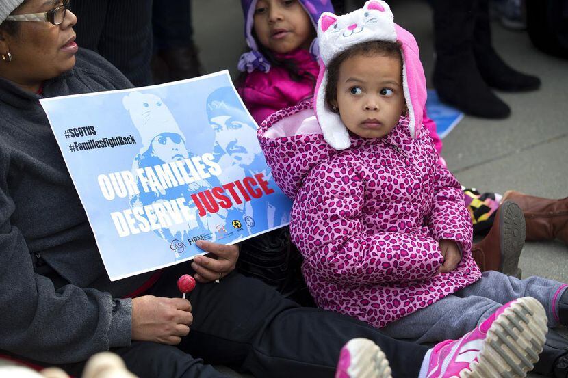 Una niña participa junto activistas pro-inmigrante de una protesta al pie de la Corte...