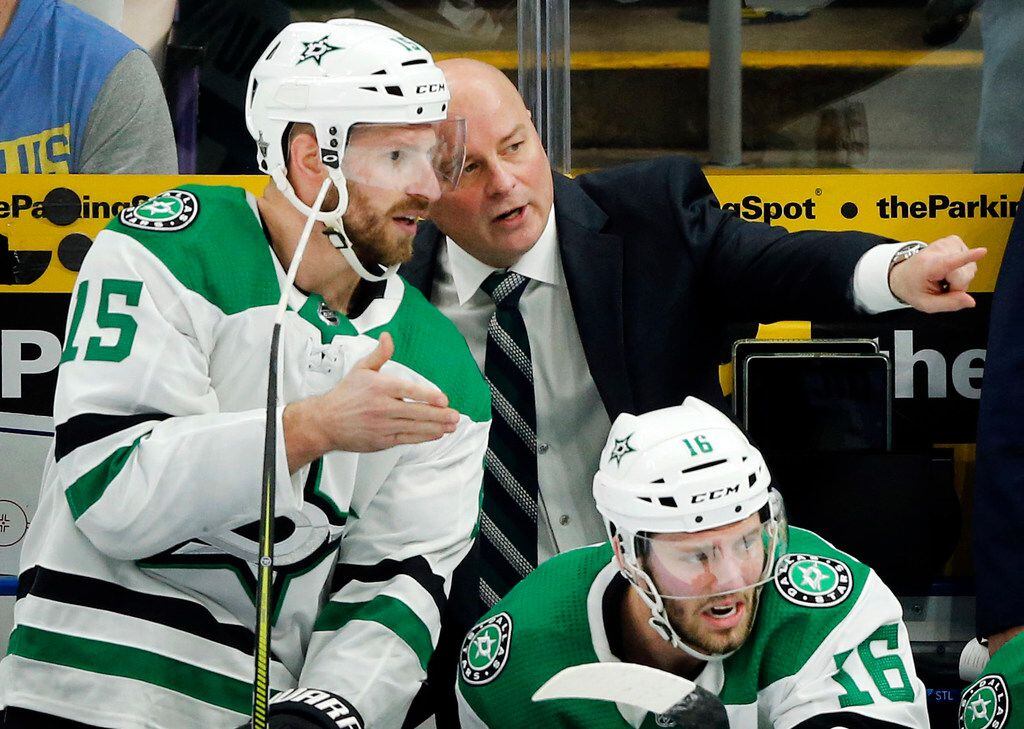 Dallas Stars head coach Jim Montgomery and left wing Blake Comeau (15) compare notes on the...