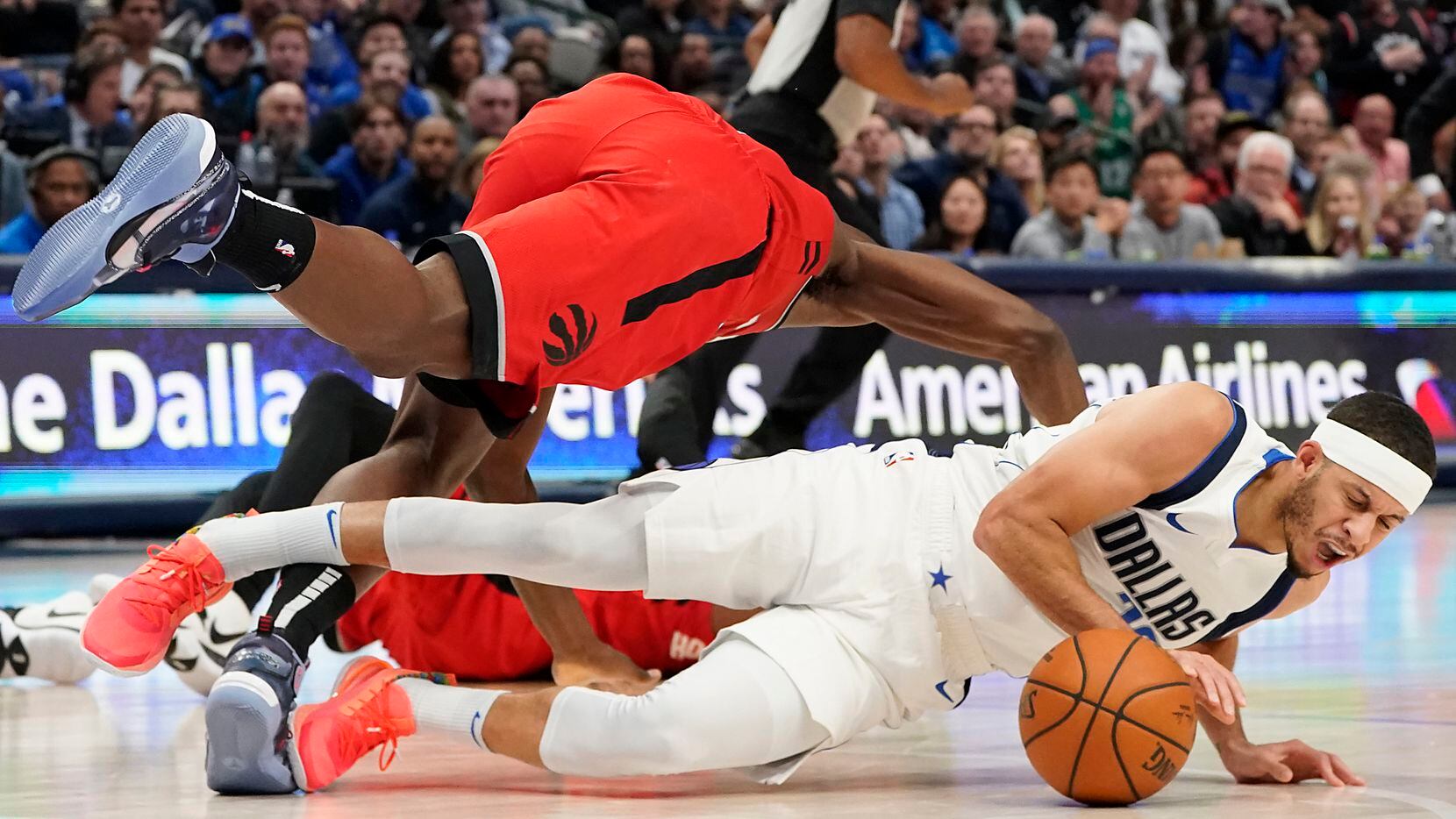 Dallas Mavericks guard Seth Curry (30) grabs a loose ball away from diving Toronto Raptors...