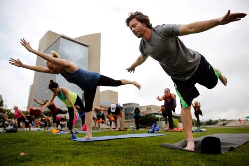 El lunes se podrá tener una clase de yoga gratuita en todo Dallas. | DMN
