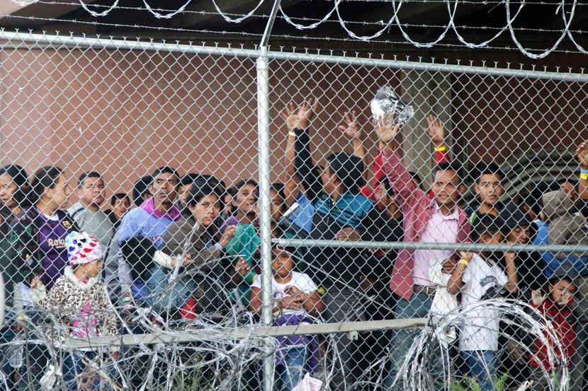 Migrantes de centroamerica esperan comida y ser procesadas su petición de asilo en una zona...