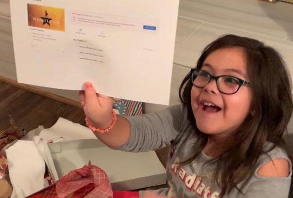 Iliana Sotelo, de 10 años, se emociona al recibir de regalo de Navidad, boletos para ver...