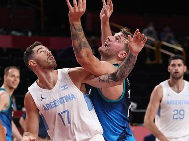 Slovenia’s Luka Doncic (77) and Argentina’s Luca Vildoza (17) go after the ball for a...