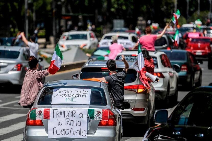 Un grupo de vehículos participa de una caravana en protesta en contra del gobierno de Andrés...