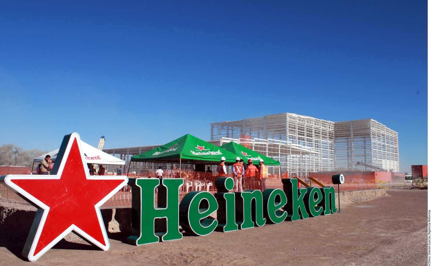 Heineken México y Grupo Modelo enlatan agua en vez de cerveza para ayudar  tras sismos en México