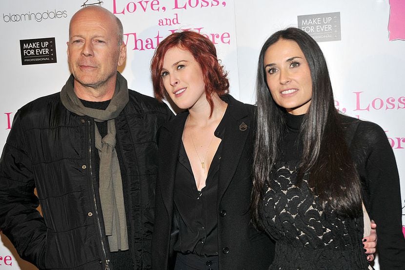 Bruce Willis, su hija Rumer, y Demi Moore posan para una foto el 24 de marzo de 2011, en...