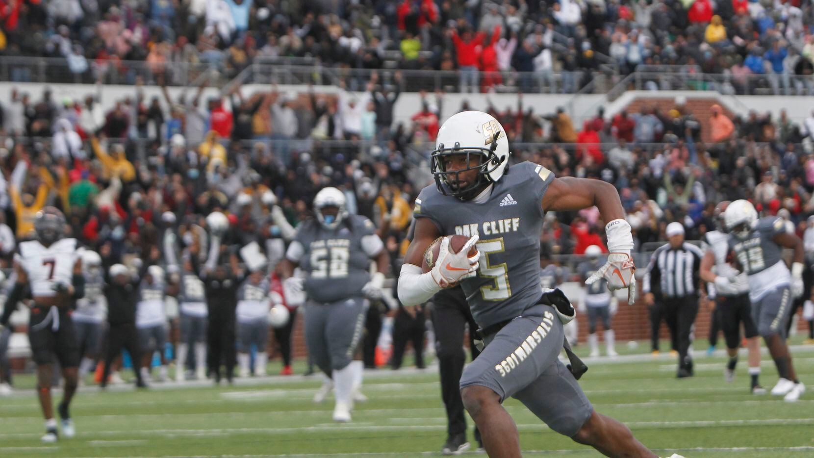 South Oak Cliff receiver Randy Reece (5) sprints to the end zone with the game winning...