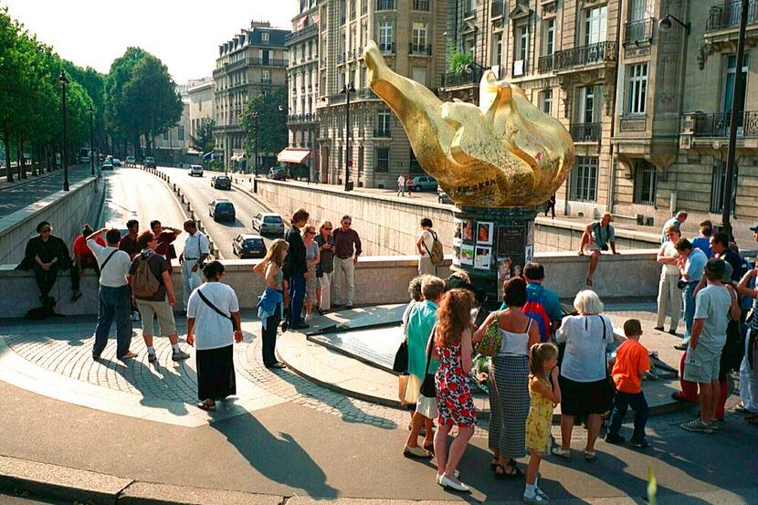 En esta foto del 31 de agosto del 2000, gente alrededor de una estatua modelada como la...