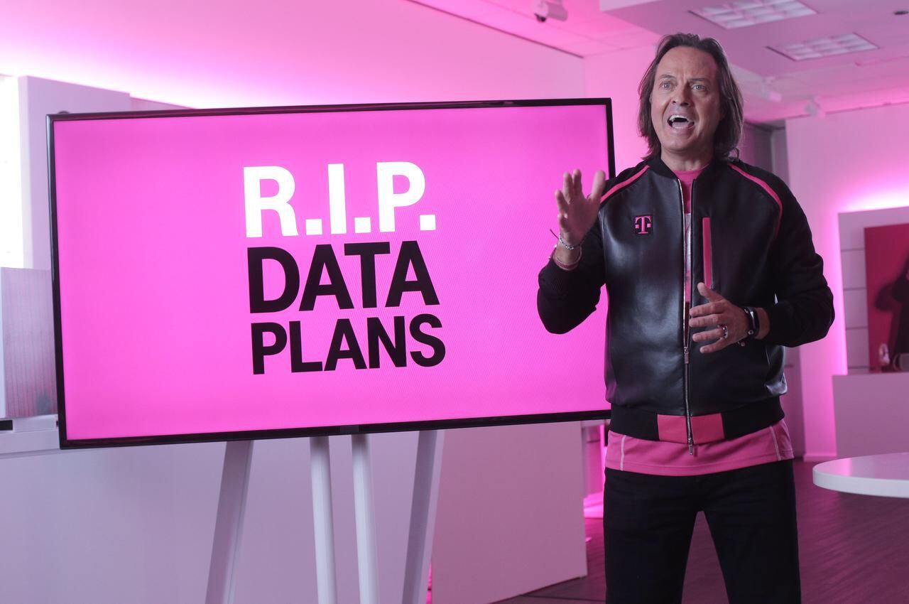 El presidente de T-Mobile anuncia sus nuevos planes con todo ilimitado. (AP/RON WURZER)
