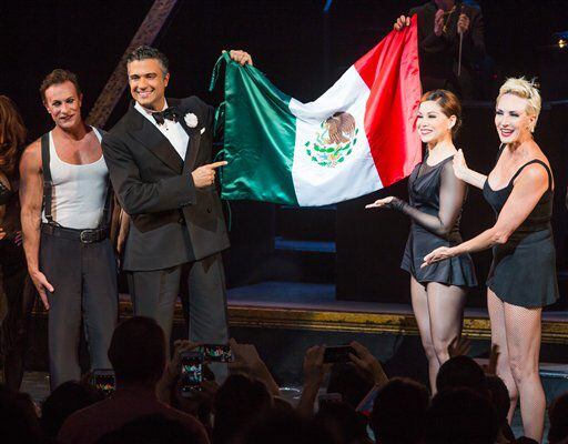 aime Camil y Bianca Marroquín ondearon la bandera de México al final de la función de...