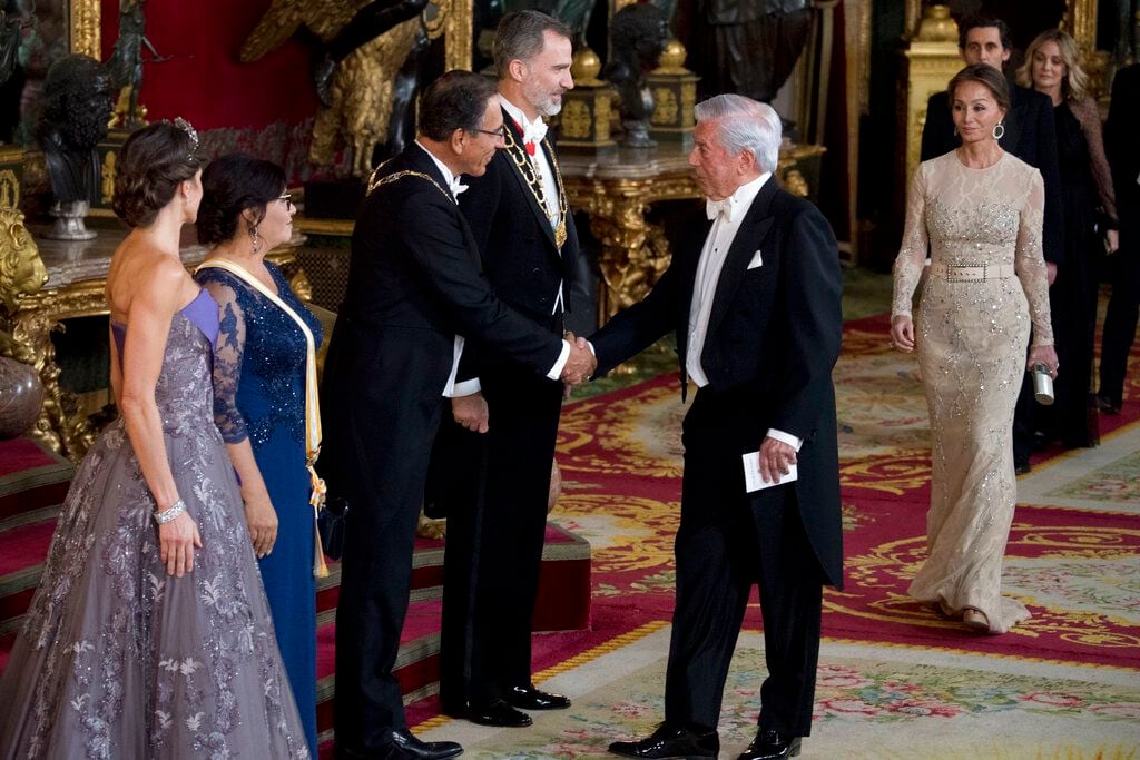 El presidente peruano Martín Vizcarra, tercero de la izquierda, se da la mano con el...