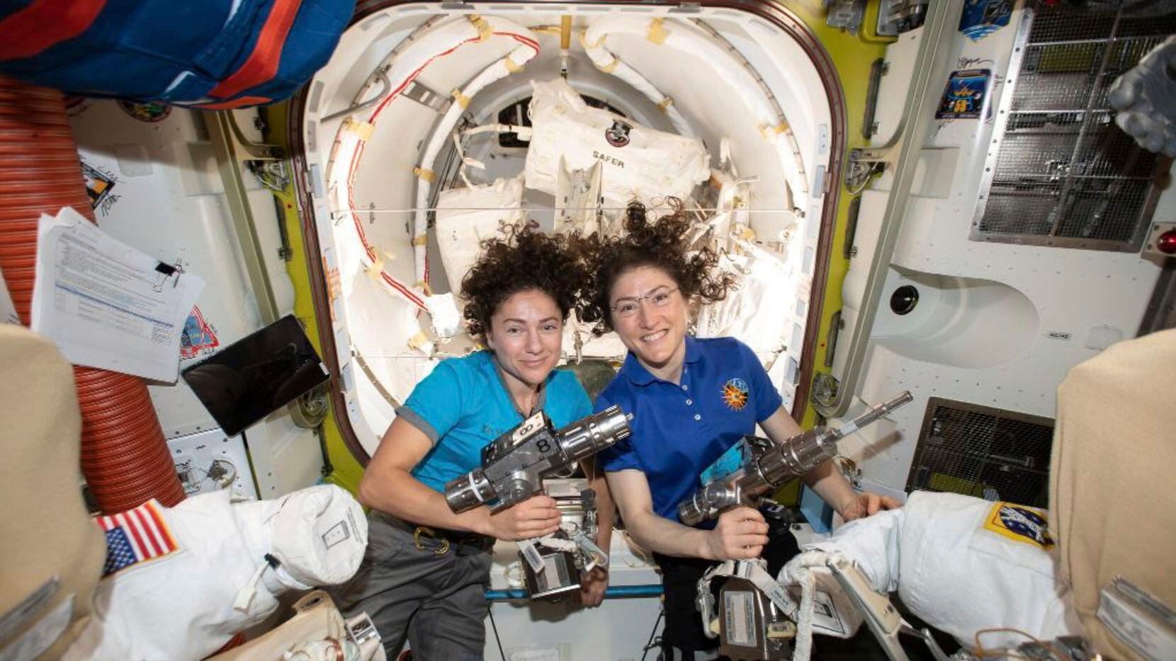 Las astronautas Jessica Meir (izq) y Christina Koch posan para una foto en la estación...
