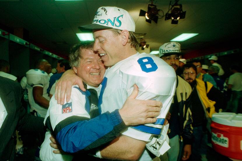 El entrenador en jefe de los Dallas Cowboys, Jimmy Johnson, abraza al mariscal Troy Aikman...