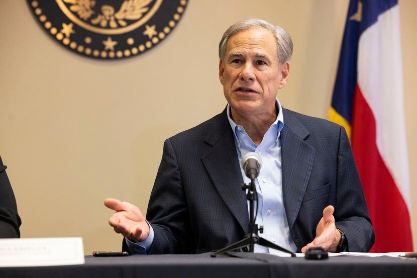 El gobernador de Texas, Greg Abbott, habla durante una mesa redonda en torno a la crisis...