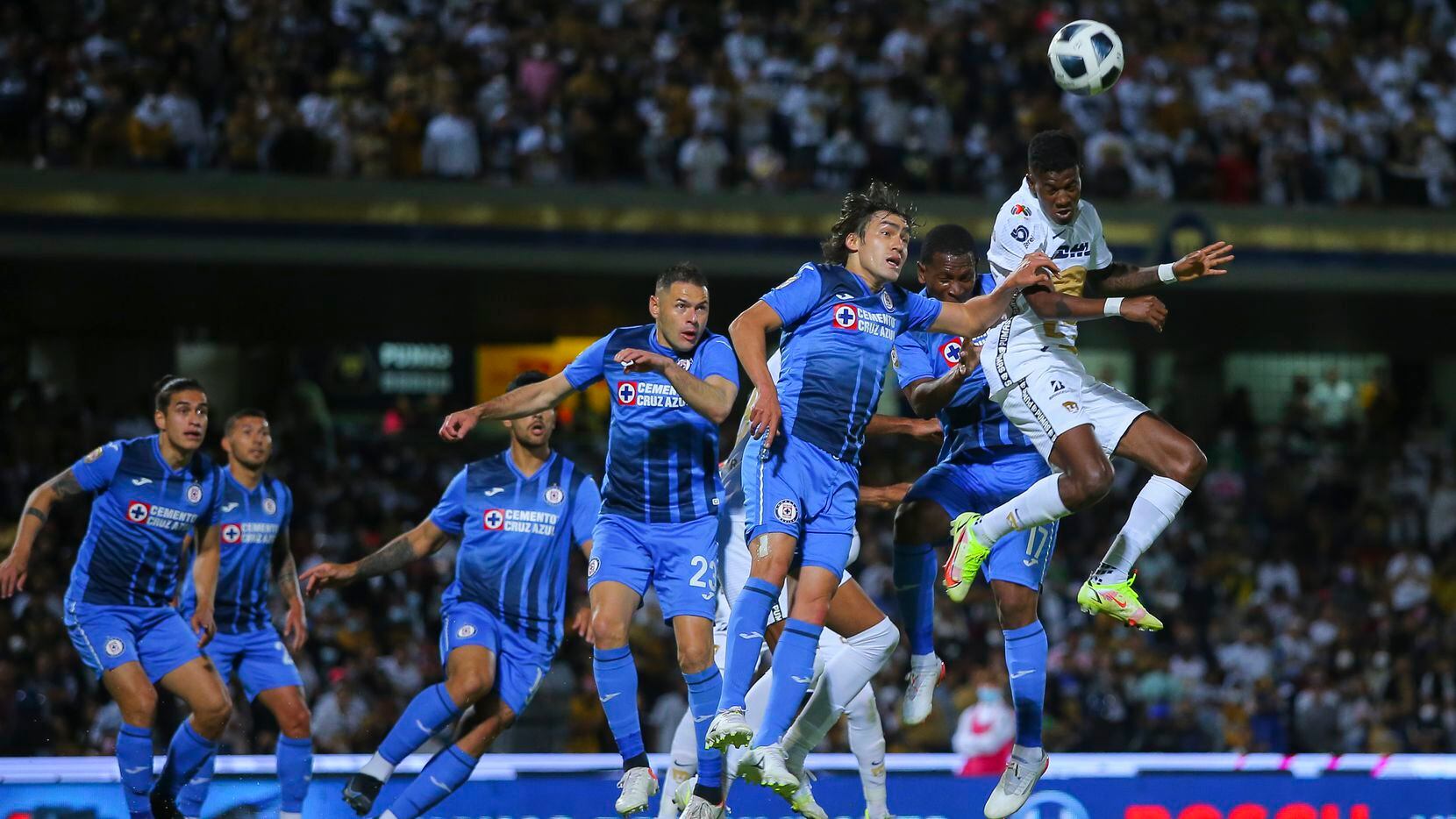 Cruz Azul y Pumas escenificarán un duelo de alto voltaje en el Estadio Azteca.