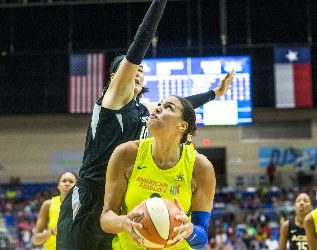 Dallas Wings center Liz Cambage (8) attempts to make a basket during game against the Las...