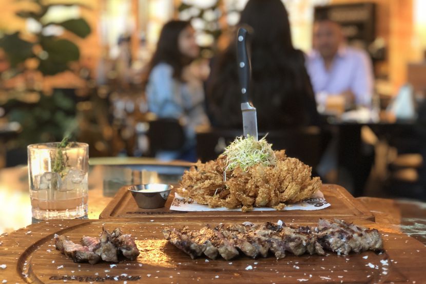 Una carne en Nusr-Et steakhouse cuesta $100 y hasta puede tomarse una foto con el chef Salt...
