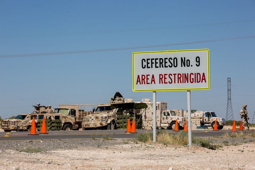 Soldados mexicanos resguardan la entrada a la prisión federal Cefereso No.9, en Samalayuca,...