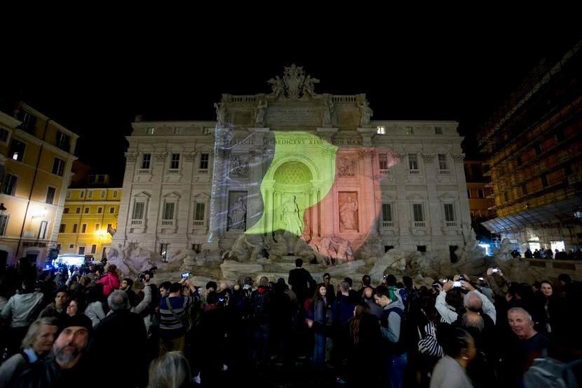 La Fuente de Trevi en Italia se iluminó con los colores de la bandera de Bélgica. /AP
