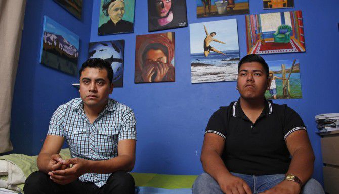 Armando Ibáñez y su hermano Oswaldo Salmerón inmigraron desde México, pero sólo el menor,...