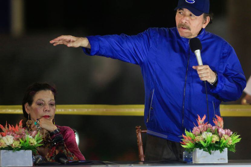 Fotografía de archivo del presidente de Nicaragua Daniel Ortega (der.) y la primera dama y...