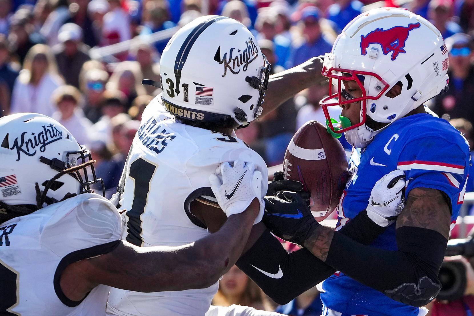 SMU wide receiver Reggie Roberson Jr. (21) catches a 24-yard touchdown pass as UCF defensive...