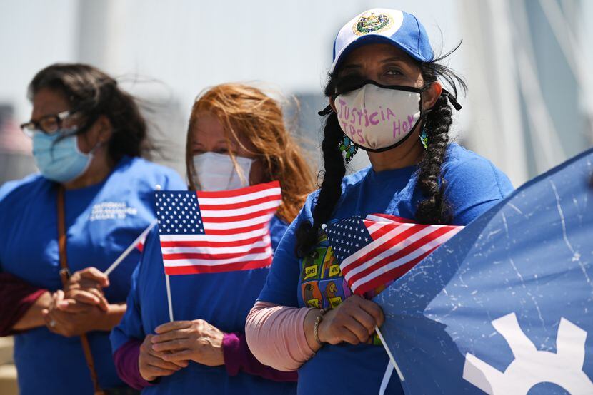Dalila Sandoval (derecha) participó en la protesta en Dallas para pedir al gobierno y al...