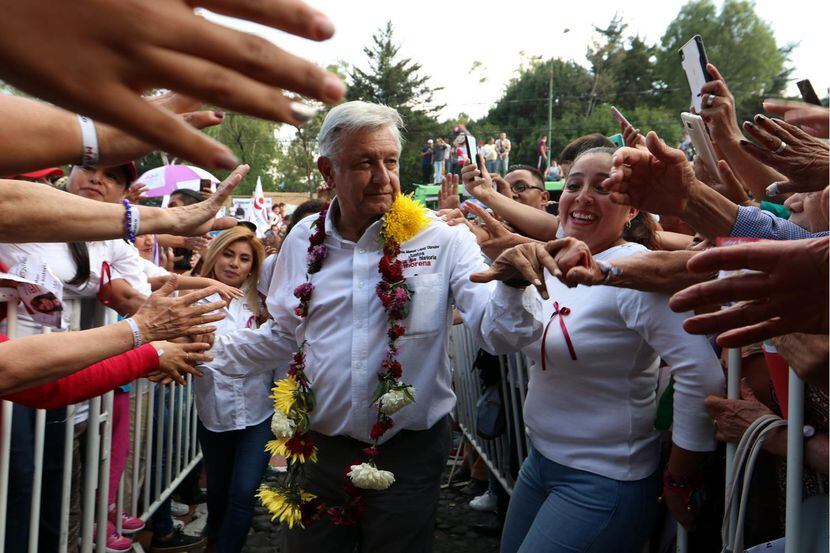 El candidato Andrés Manuel López Obrador saluda a sus simpatizantes en un mitín en la Ciudad...