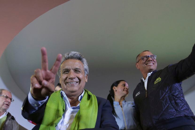 Lenín Moreno (izq.) y su compañero de fórmula Jorge Glas celebran la victoria en Ecuador. AP
