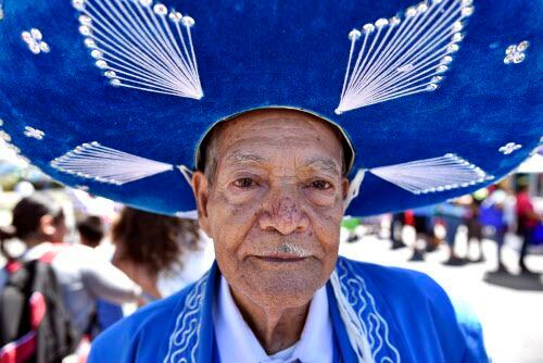 El guanajuatense Juan Palacio, de 86 años, se vistió de mariachia para la ocasión.