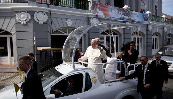 El papa Francisco arriba a la Catedral Metropolitana de Santiago de Cuba. El martes concluye...