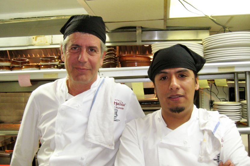 Anthony Bourdain posa junto al chef mexicano Carlos Llaguno (fallecido en 2015), uno de sus...