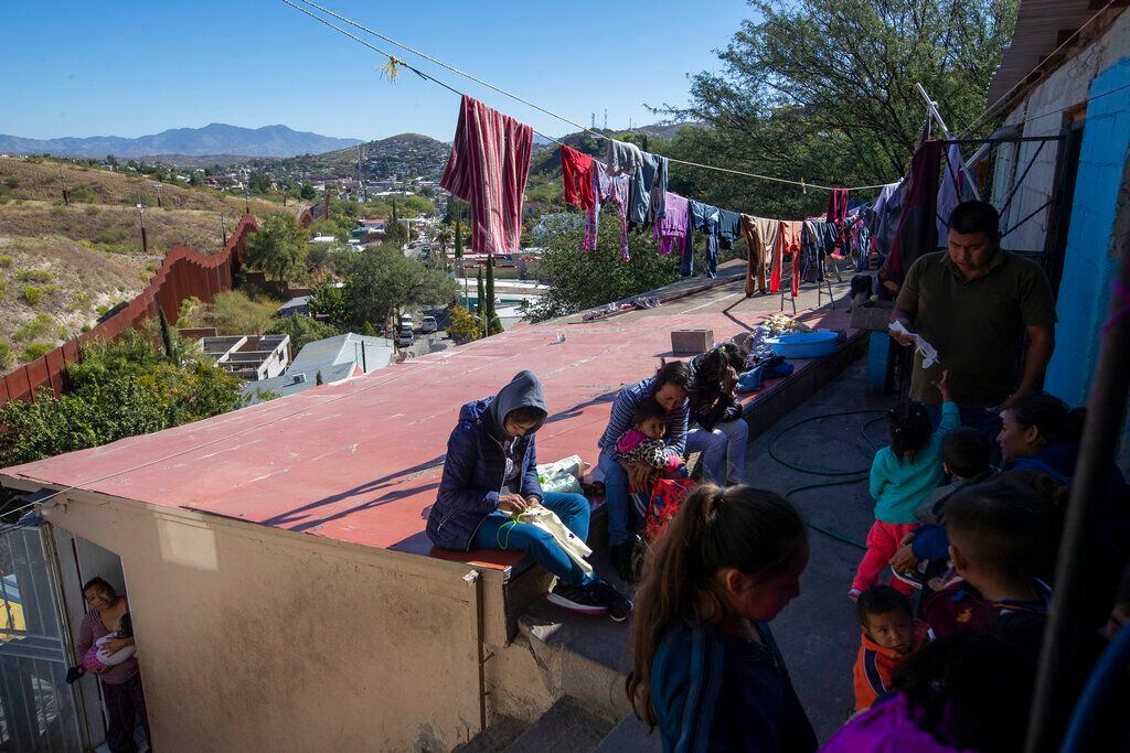 En esta imagen del 31 de octubre de 2019, migrantes descansan en el albergue de La Roca en...