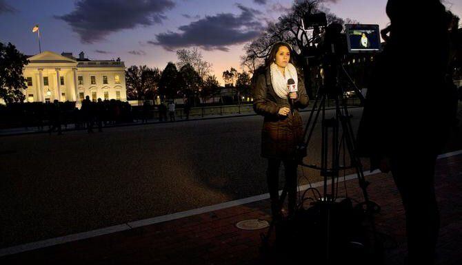 Periodistas afuera de la Cas Blanca se alistan para el mensaje del presidente Barack Obama...