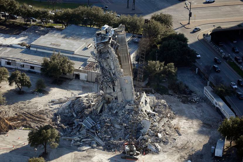 La Torre Inclinada de Dallas se formó el 16 de febrero y se derrumbó finalmente el 2 de marzo.
