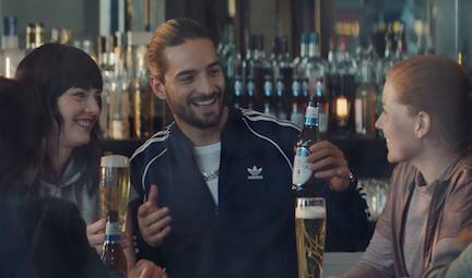 El cantante Maluma aparece en el comercial de la cerveza Michelob Ultra, y que aparecerá...