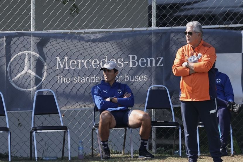 El entrenador de Rayados de Monterrey, Víctor Manuel Vucetich (de pie), observa una práctica...