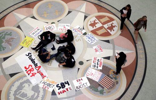 Estudiantes se reúnen en la Rotunda del Capitolio de Texas en oposición a la propuesta SB4....