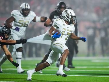 South Oak Cliff wide receiver Rickey Evans (17) slips away from Argyle linebacker Grant...