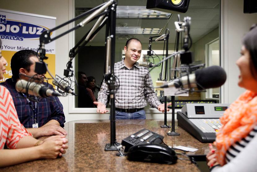 Jerry Inocencio (centro) de Radio Luz, en Irving. BEN TORRES/AL DÍA