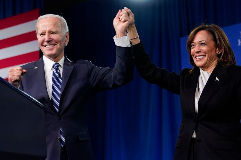El presidente estadounidense Joe Biden y la vicepresidenta Kamala Harris saludan desde el...
