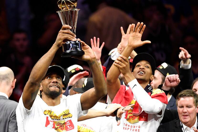 Toronto Raptors y su figura Kawhi Leonard ganaron el trofeo de la NBA por primera vez....