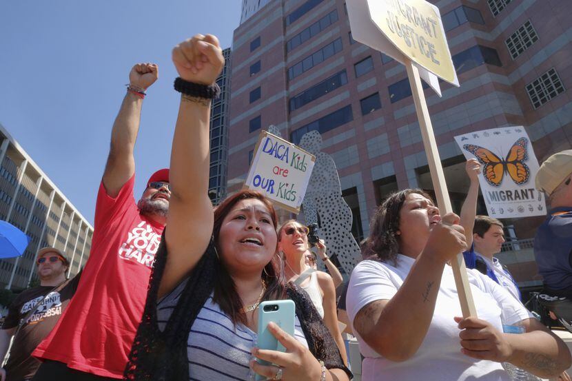 Kimberly Valerian apoya a defensores de DACA durante una protesta en el centro de Los...