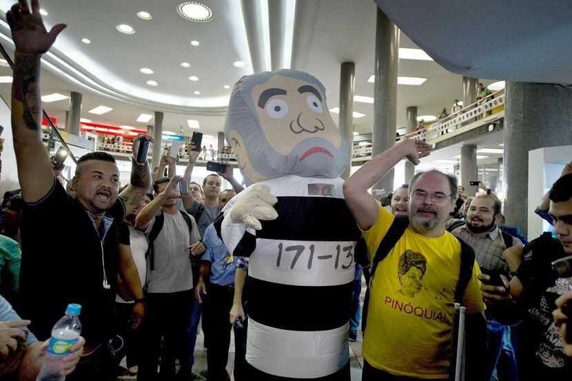 Opositores del expresidente Lula da Silva hacen una demostración en las afueras de la...